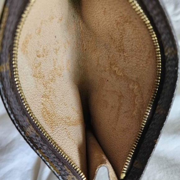 Louis Vuitton Pouch. Inside is tacky and zipper is not smooth - Picture 6 of 6